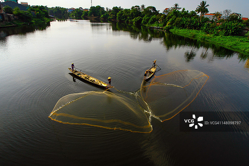 在香江上钓鱼图片素材