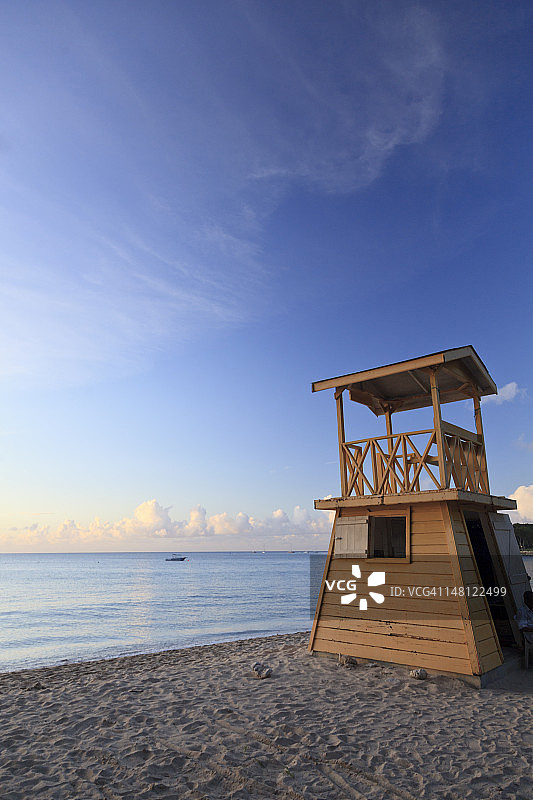巴巴多斯霍莱敦海滩的救生员小屋图片素材