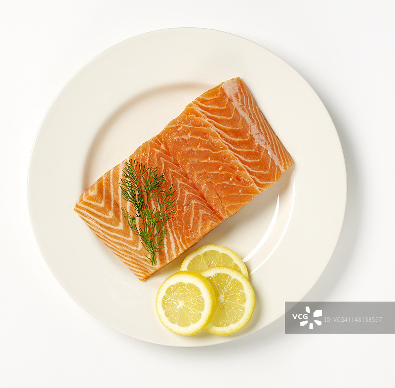 盘子里的三文鱼排图片素材