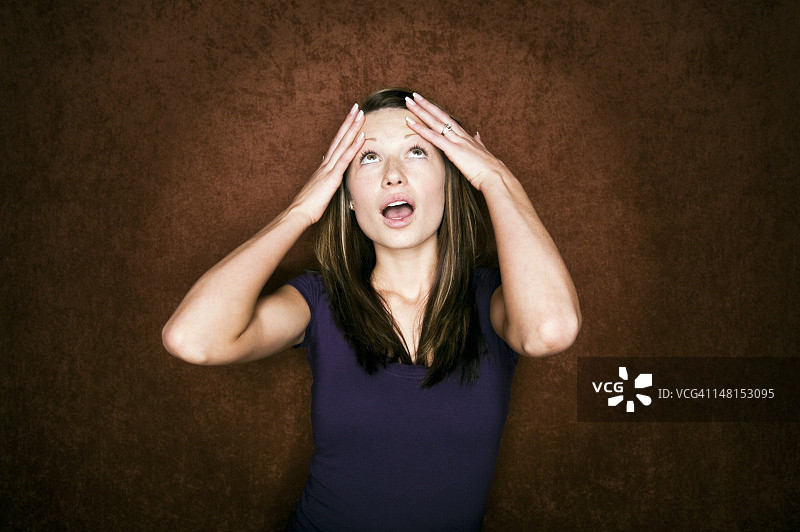 沮丧地向上看的年轻女人图片素材