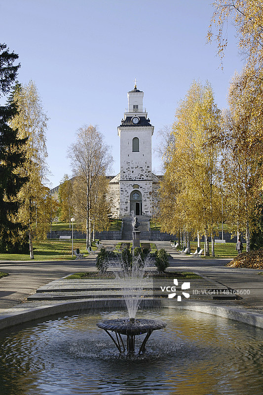 秋色中的库奥皮奥大教堂图片素材