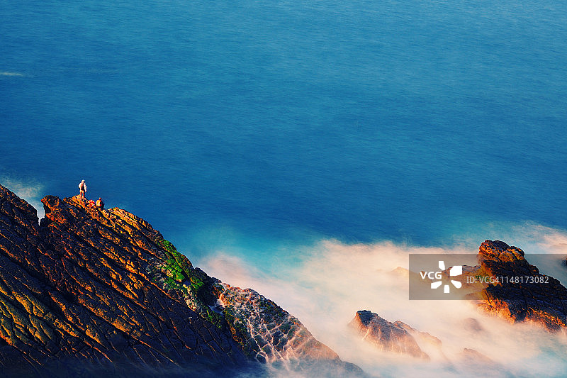 渔民、海浪、岩石与大海图片素材