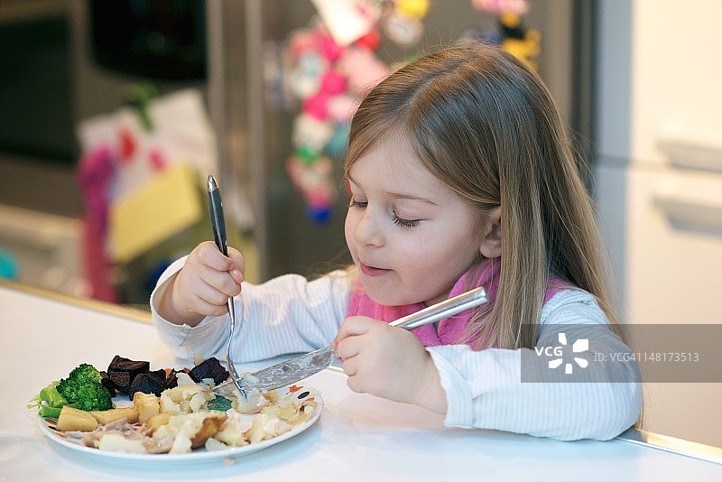女孩在吃晚餐图片素材