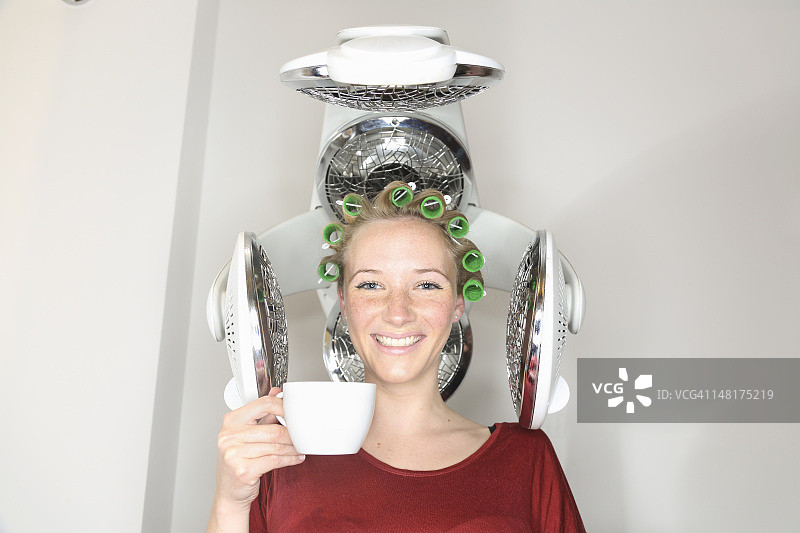 在吹风机下卷发的女孩图片素材