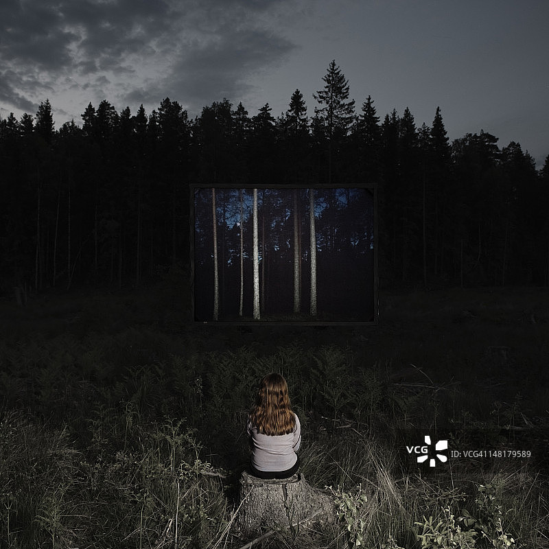 女孩在户外看屏幕图片素材