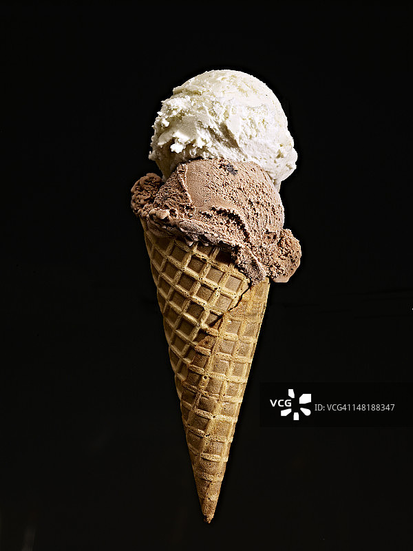 蛋筒上的两个冰淇淋球图片素材