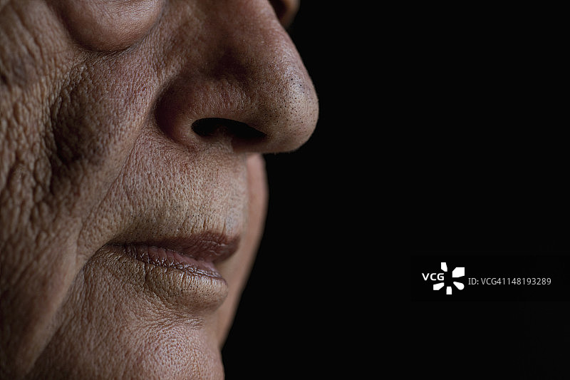 年长的男士嘴部特写影棚照图片素材