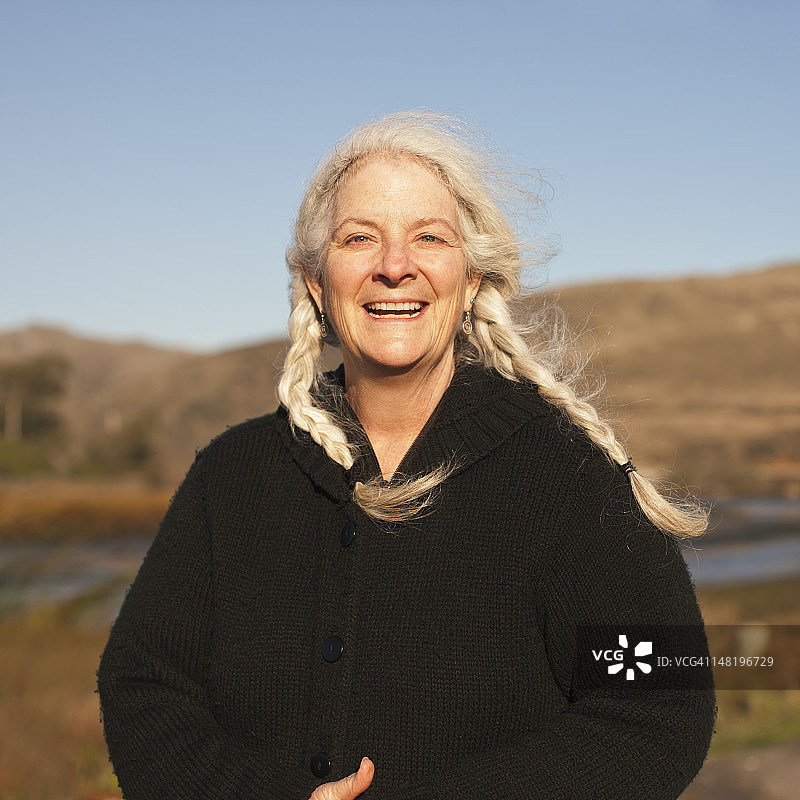 微笑的白人女人图片素材