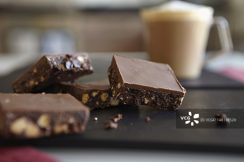 桌上的巧克力布朗尼特写图片素材