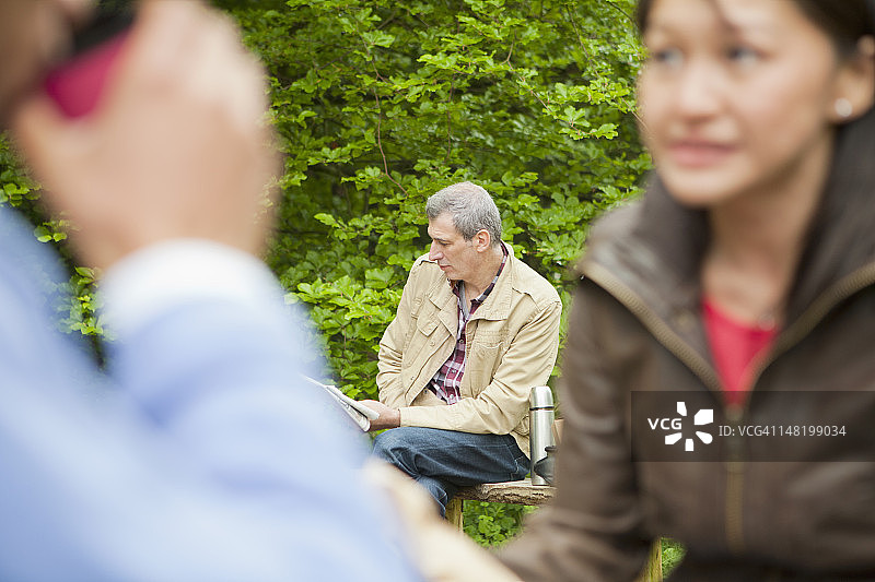 男人在公园里读报纸图片素材