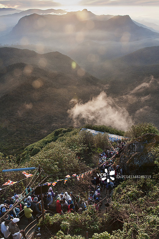 朝圣者前往亚当峰顶图片素材