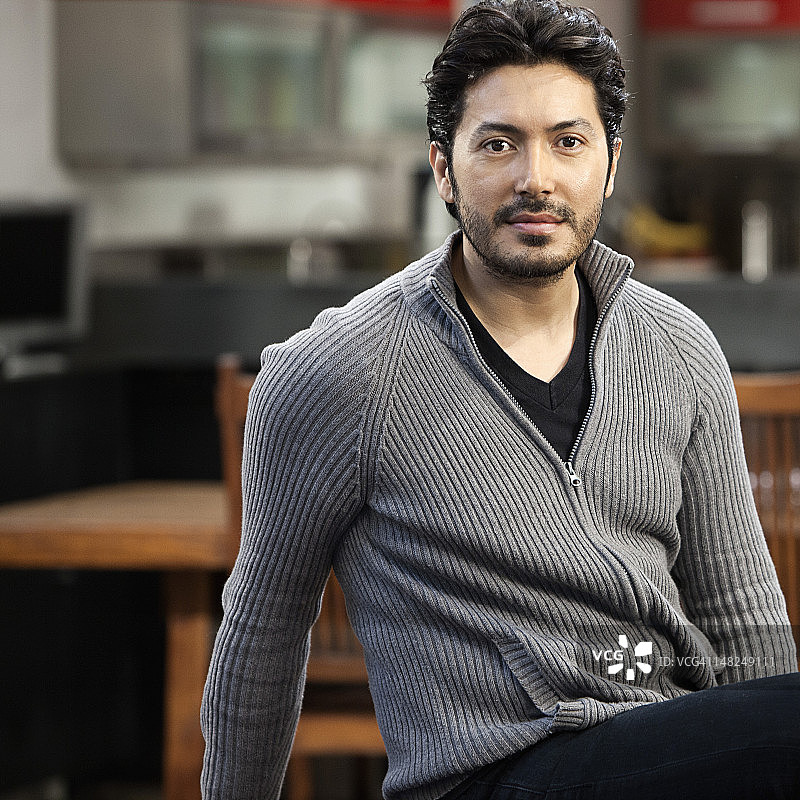 表情严肃的西班牙裔男人图片素材