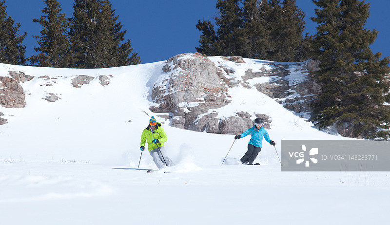 年轻夫妇在科罗拉多州韦尔一起滑雪图片素材