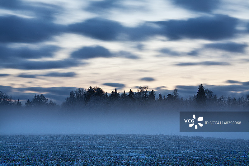 冬日傍晚奔涌云雾图片素材