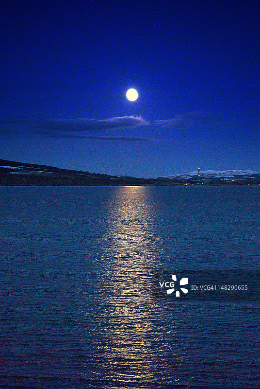 月亮的倒影图片素材