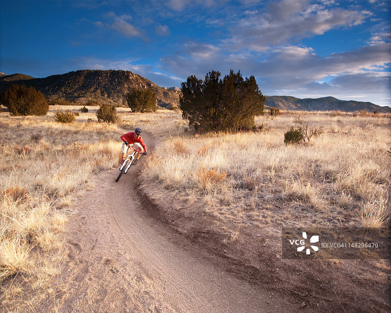 山地自行车骑行图片素材