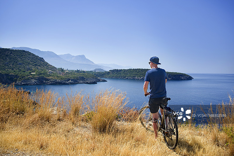 骑自行车的人眺望海岸图片素材