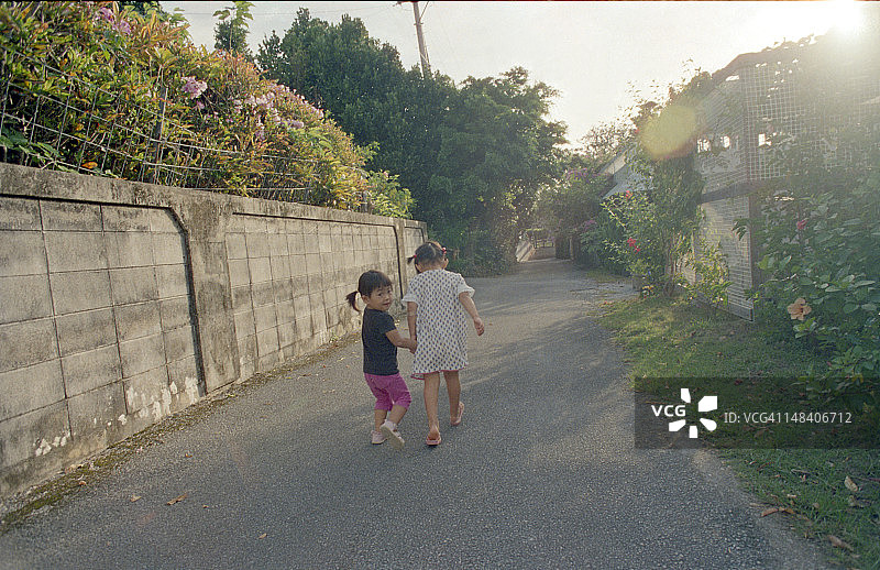 归家的姐姐图片素材