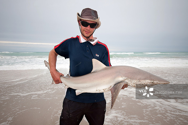 快乐的渔夫和鼬鲨图片素材