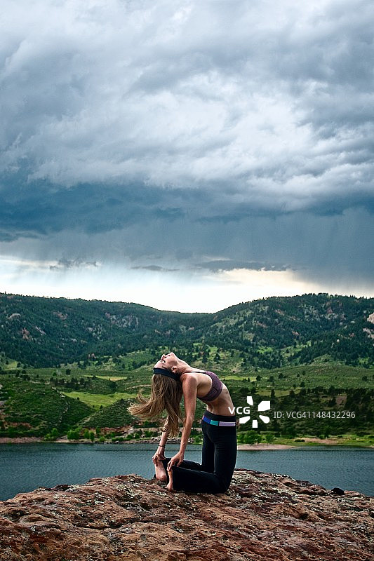 女子在湖边做瑜伽图片素材