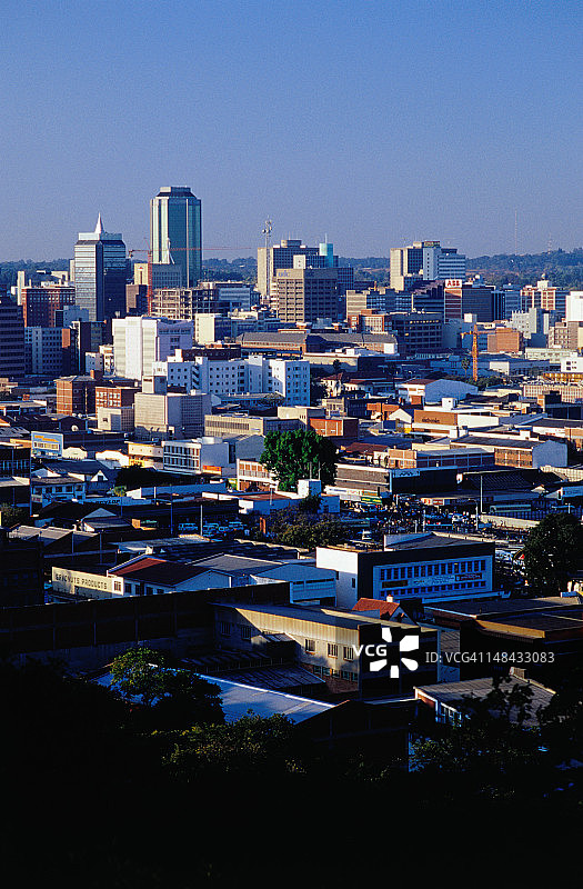 从Kpoje看到的哈拉雷市郊区屋顶和高楼图片素材