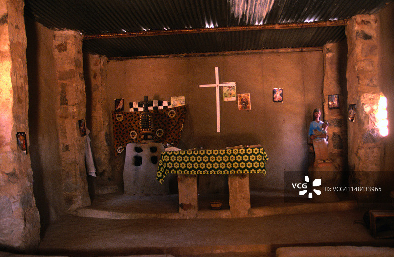 多贡地区伊雷利村的教堂内部，多贡人对其他宗教非常宽容，传统信仰与伊斯兰教和基督教信徒并存。图片素材