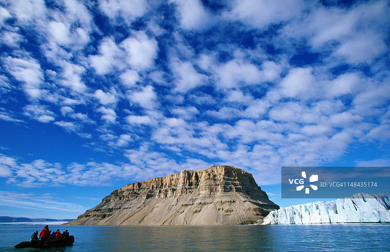 克罗克湾冰川及上方云层图片素材