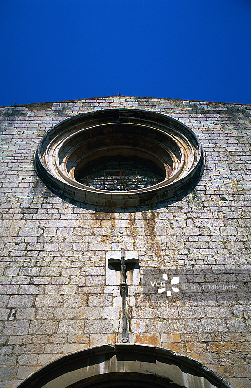 达利剧院博物馆旁边的教堂外墙，萨尔瓦多·达利曾在此受洗图片素材