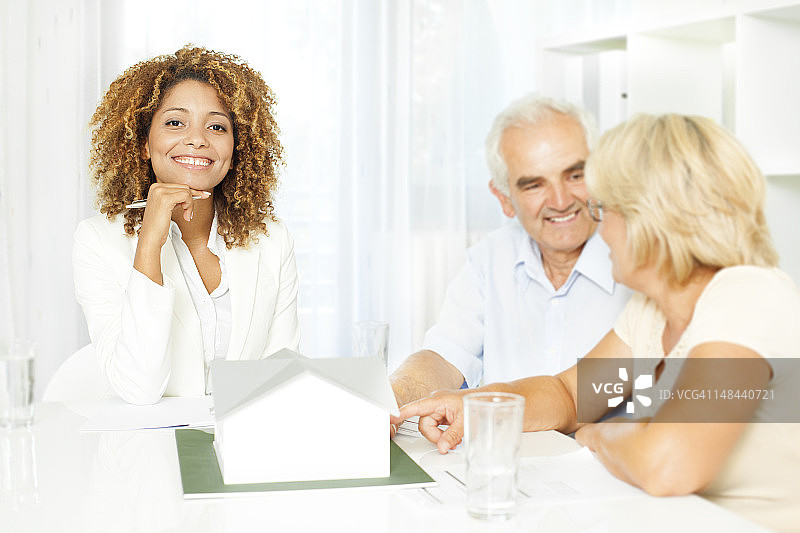 年长夫妇购买新房图片素材