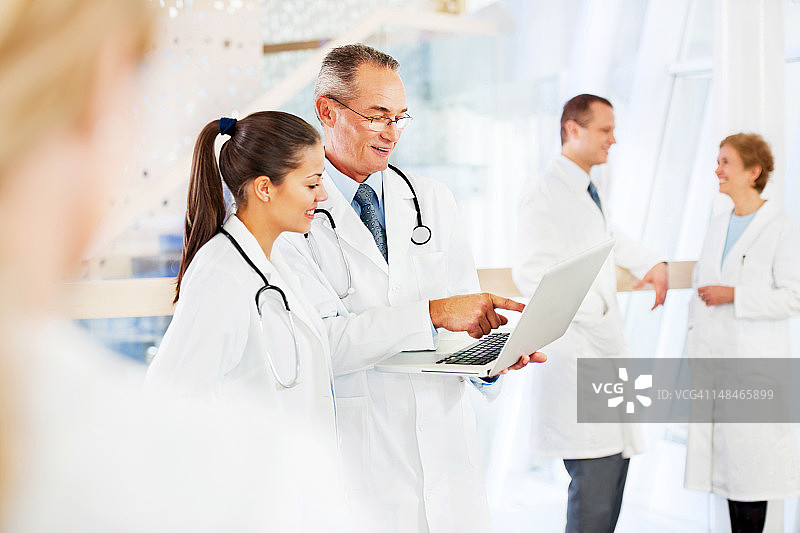 两位医生正在看笔记本电脑图片素材