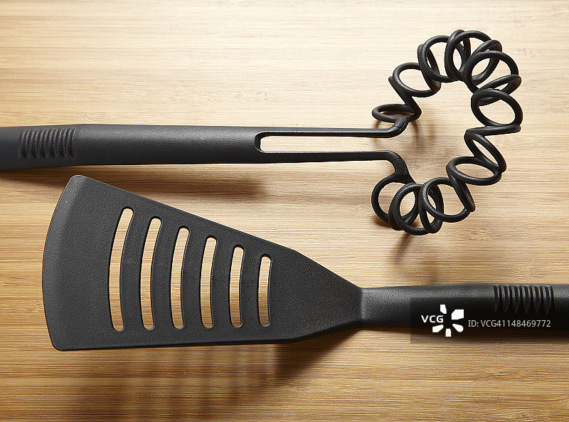 放在砧板上的黑色厨房用具图片素材