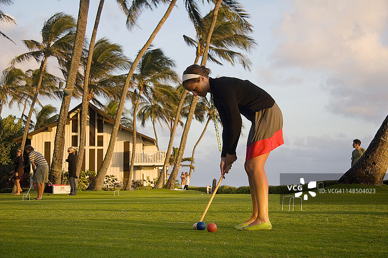 玩槌球的女孩图片素材