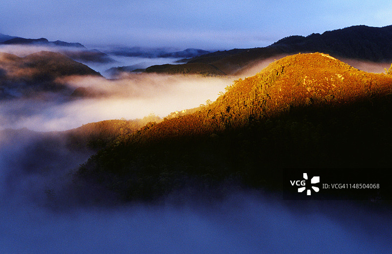 威廉国王山脉上空的云朵，源自多纳吉斯山下富兰克林河谷图片素材