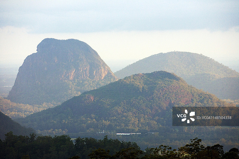 从马莱尼看到的玻璃屋山陡峭的火山颈图片素材