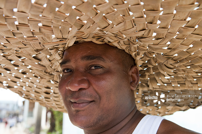 戴着大帽子的快乐男人图片素材