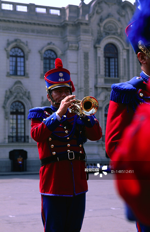 在利马政府宫（总统府）的卫兵换岗图片素材