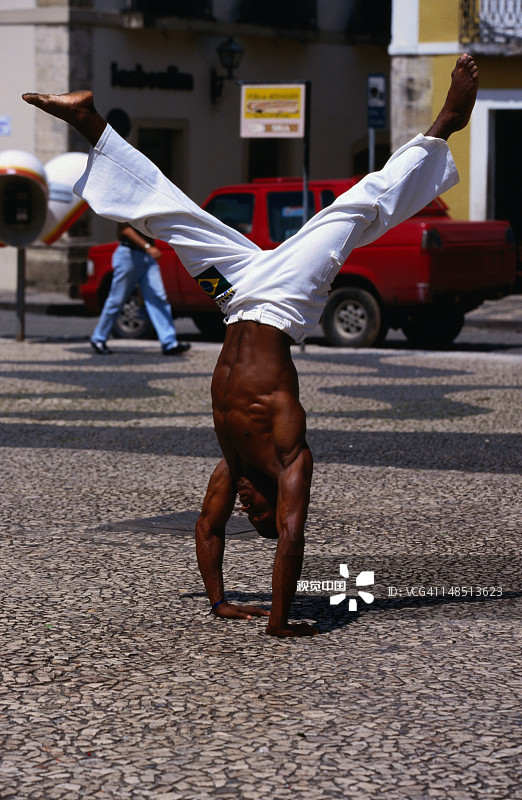 男人在耶稣广场展示卡波耶拉舞图片素材