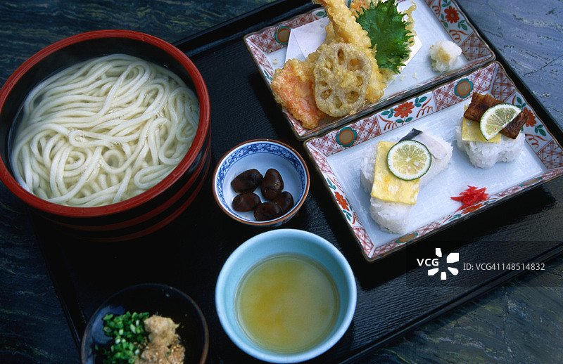四国Yumadaya乌冬面店的汤浇乌冬面配天妇罗图片素材