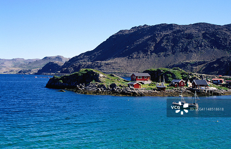 芬马克郡斯基普斯峡湾的夏季清澈水域和房屋图片素材