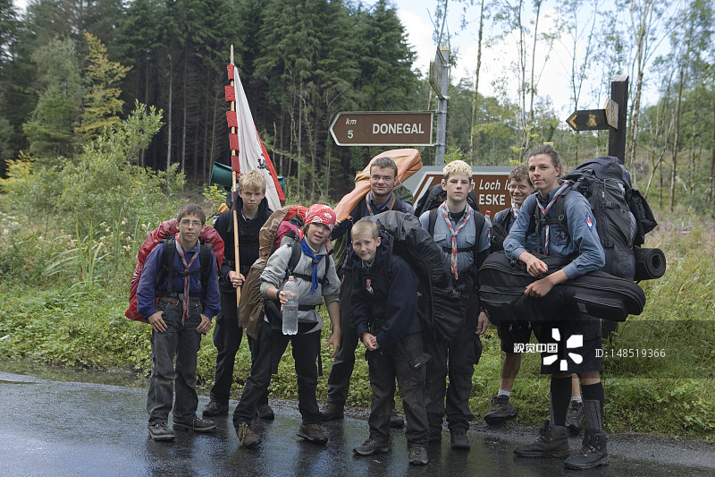 在多尼戈尔埃斯克湖附近的徒步者图片素材