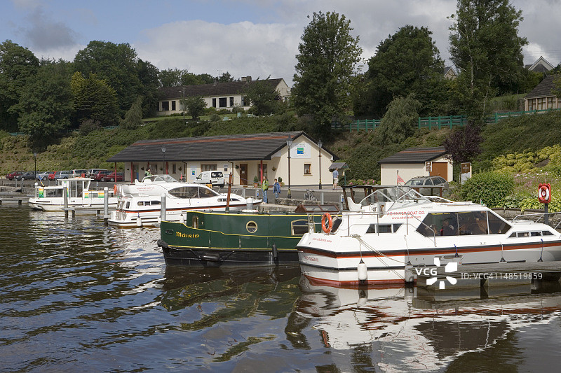 停靠在香农-厄恩水道的船只图片素材