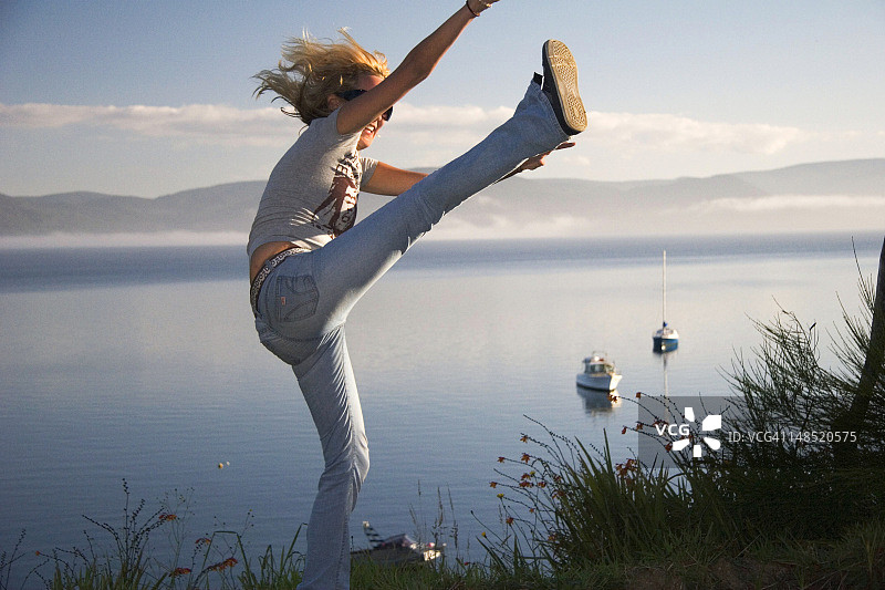 女孩在海边高踢腿图片素材