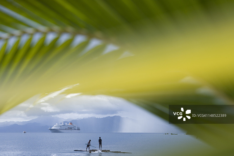棕榈叶、斐济传统木筏和哥伦布号游轮（赫伯罗特邮轮）图片素材