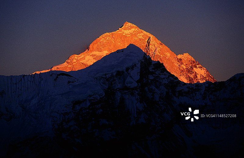 从丁波切上方的南卡尔昌观看日落时分的马卡鲁峰（8463米）图片素材