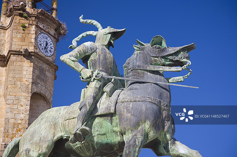 马约尔广场弗朗西斯科·皮萨罗的骑马雕像与圣马丁教堂的钟楼图片素材