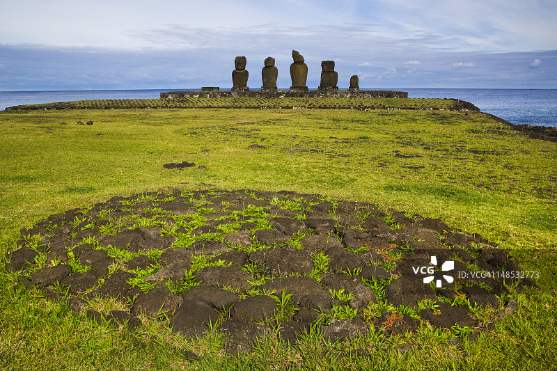 塔海仪式区石台及背景中的五个毛埃石像图片素材