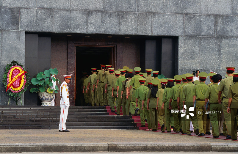 士兵在胡志明陵墓致敬图片素材