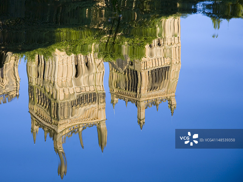 达勒姆大教堂双塔在威尔河中的倒影图片素材