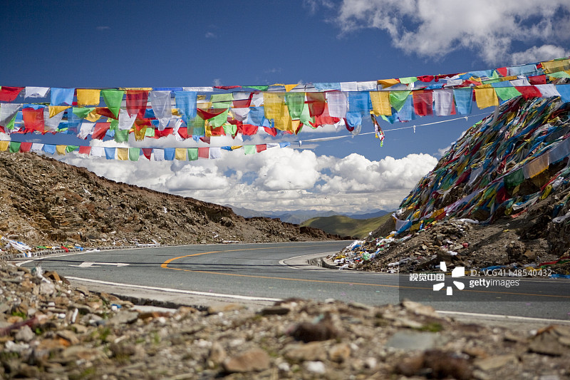 拉萨和江孜之间的友谊公路上甘塔山口的祈祷旗图片素材