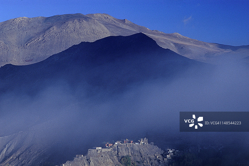 木克提纳特宗谷普塔克宗和村庄上方的云彩图片素材